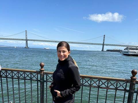 Con bastón, caminando por las calles de San Francisco, California, Rosanna Queirolo muestra avances en su recuperación física