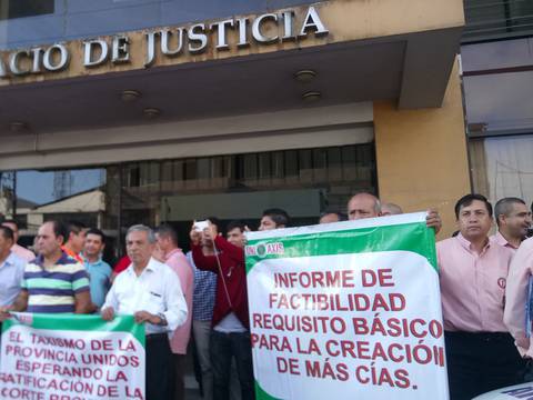 Taxistas de Santo Domingo protestan por creación de más compañías