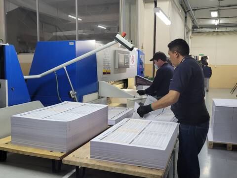 Arrancó la distribución de paquetes para el voto en el exterior y la impresión de papeletas de la consulta y referéndum bordea el 60 %