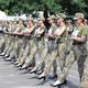 La controversia por el plan de Ucrania de que las mujeres soldado marchen con tacones
