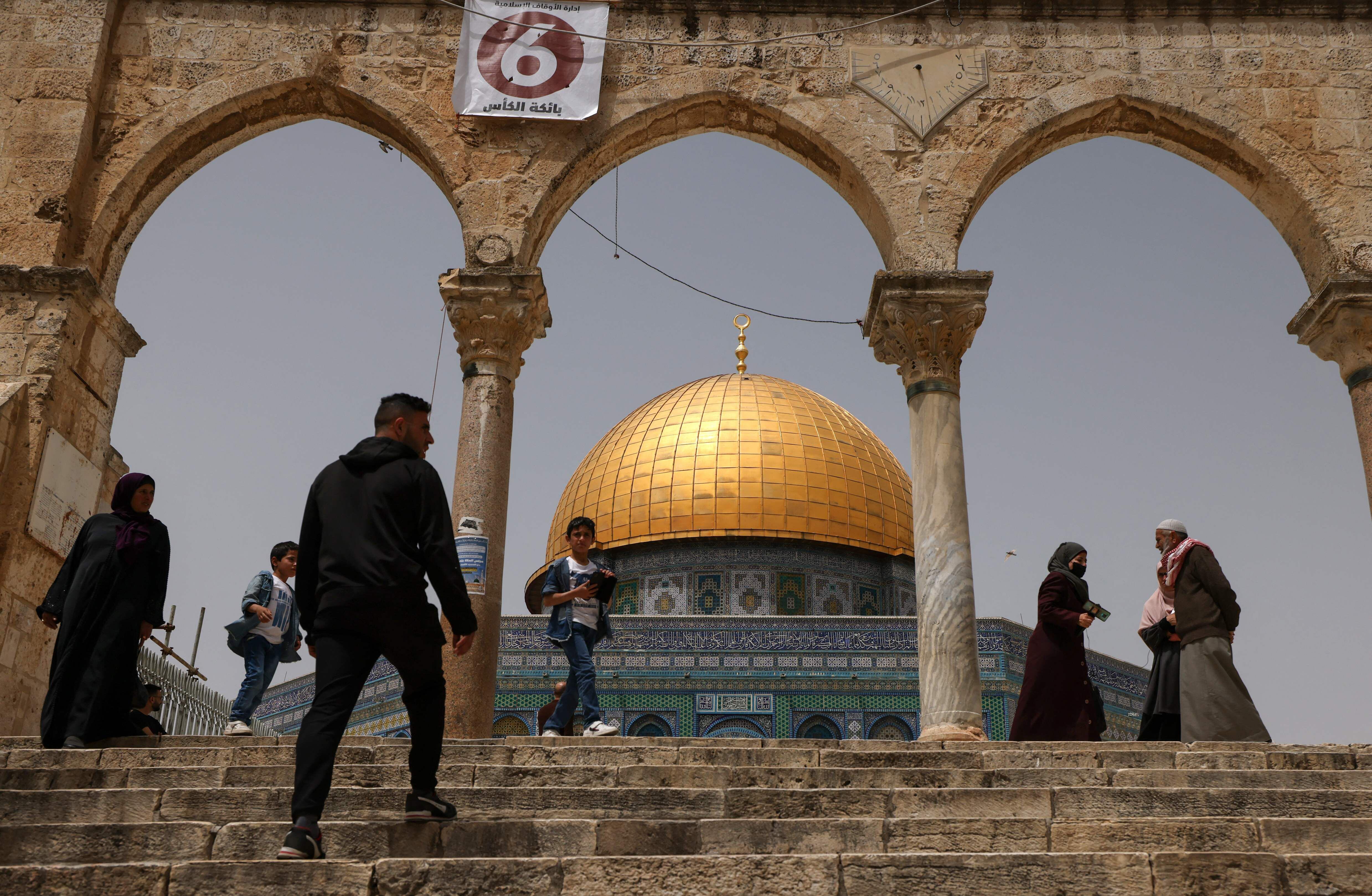 Una veintena de heridos deja enfrentamiento entre palestinos y policías israelíes, en Jerusalén