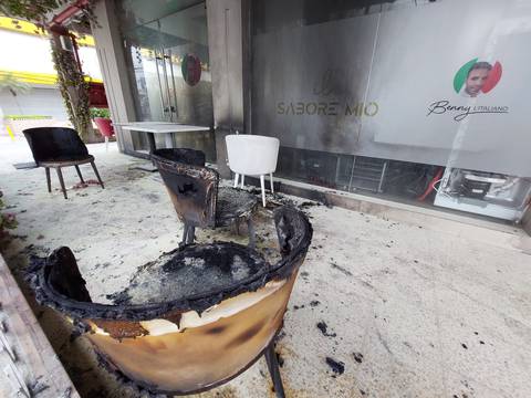 Motorizados lanzaron bombas molotov contra restaurante italiano de La Garzota