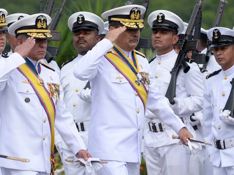 Vicealmirante Ángel Sarzosa dejó mando sin poder ‘despedirse’ de su tropa