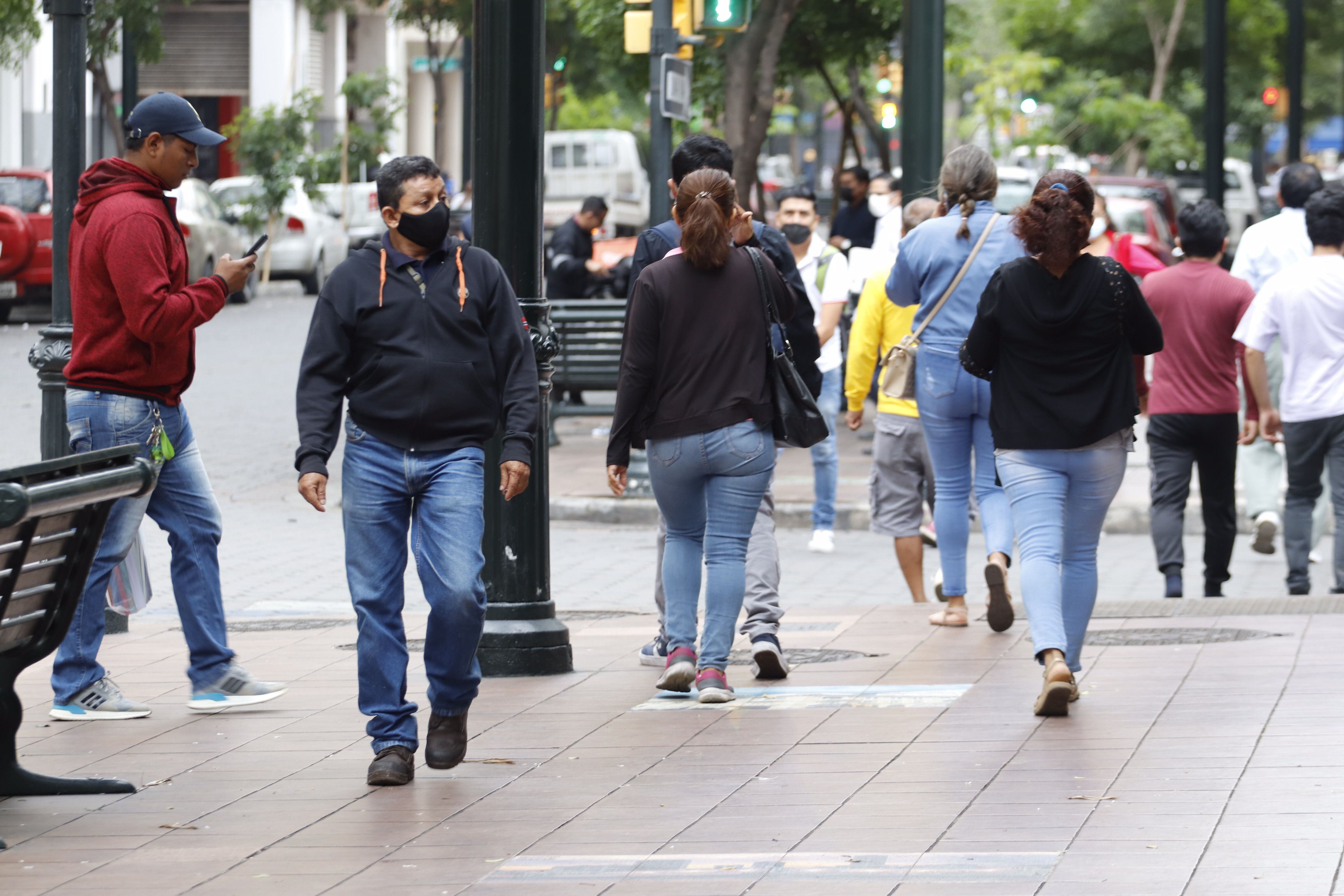 Guayaquileños sacan atuendos que usan para la serranía. Bajas temperaturas en urbe, que se atribuyen a La Niña y vientos alisios del sur, continuarán varias semanas, anticipa especialista | Comunidad | Guayaquil |
