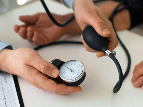 Cuándo se considera presión arterial baja y cuáles son sus síntomas