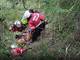 Conductor sobrevive tras caer su vehículo por un barranco en la vía Alóag-Santo Domingo