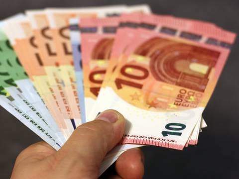 El euro cae a 1,03 dólares, mínimo desde hace veinte años tras datos débiles