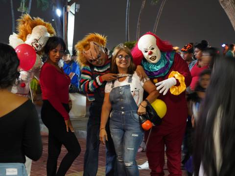 Ciudadanos acuden disfrazados al centro de Guayaquil en noche de Halloween