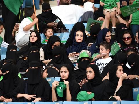 Mujeres de Arabia Saudita acuden por primera vez a un estadio con motivo de la fiesta nacional