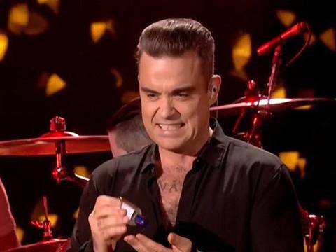 Robbie Williams criticado por sus fans por limpiarse las manos tras saludarlos