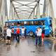 Bus impactó contra puente en Coca y conductor quedó herido