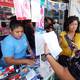Hasta dos horas esperaron padres de familia para comprar útiles escolares en el centro de Guayaquil 