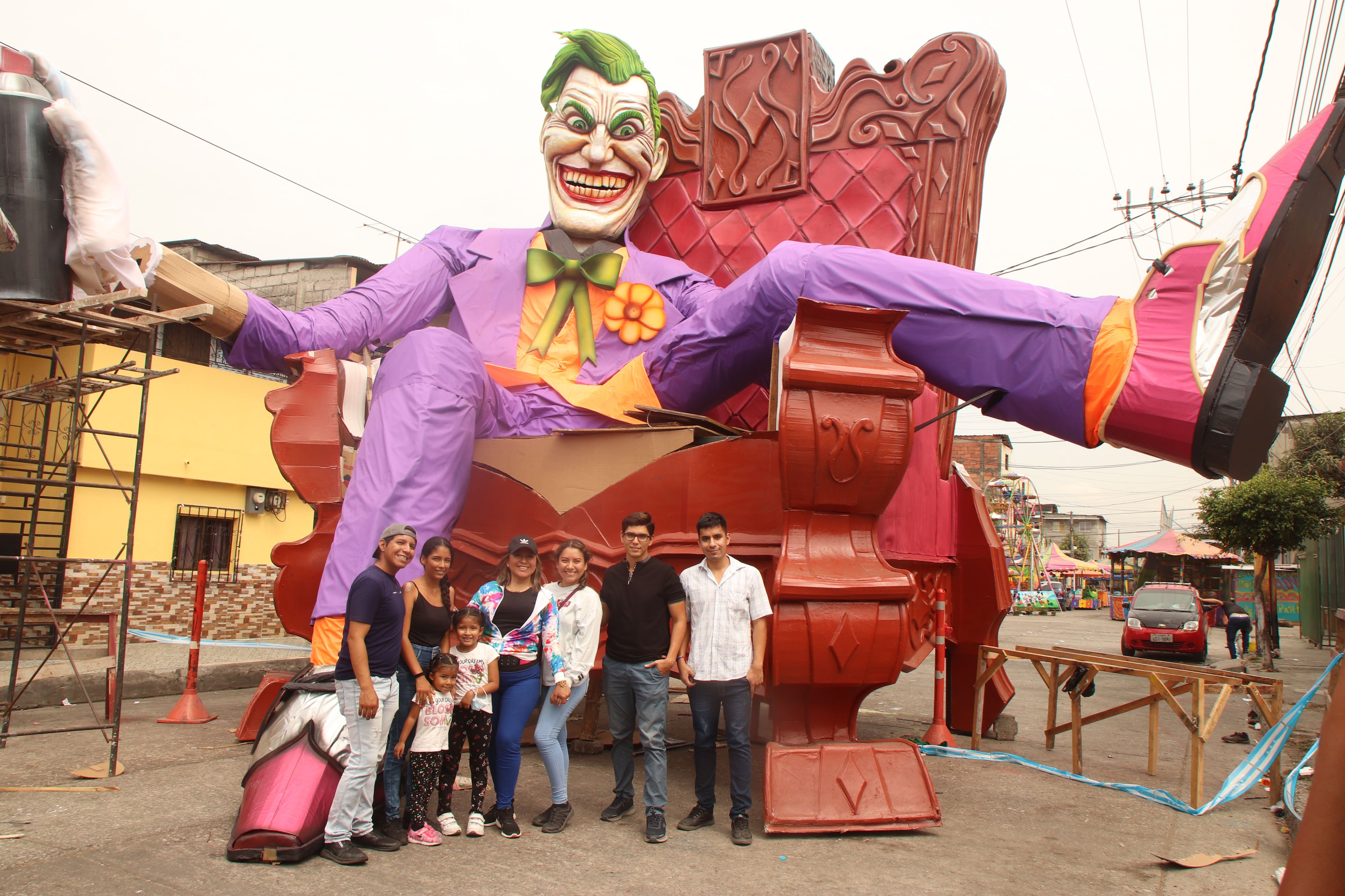 Los gigantes del suburbio están listos para las fotos y decenas de familias ya comienzan a recorrer ruta