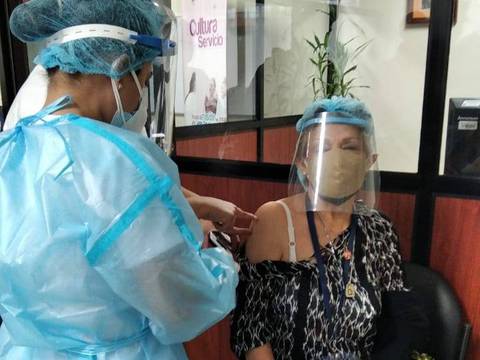 Magdalena Ávila, de 80 años y vacunada contra el COVID-19 en Guayaquil: 'Siento que he recibido la oportunidad para una nueva vida'