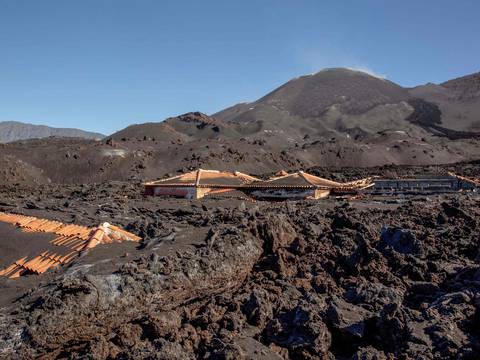 Habitantes de La Palma vuelven a sus casas a pelear contra un mar de ceniza