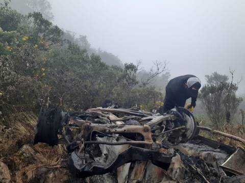 Atacaron a cinco policías y quemaron un patrullero en sector minero de Río Blanco, provincia del Azuay