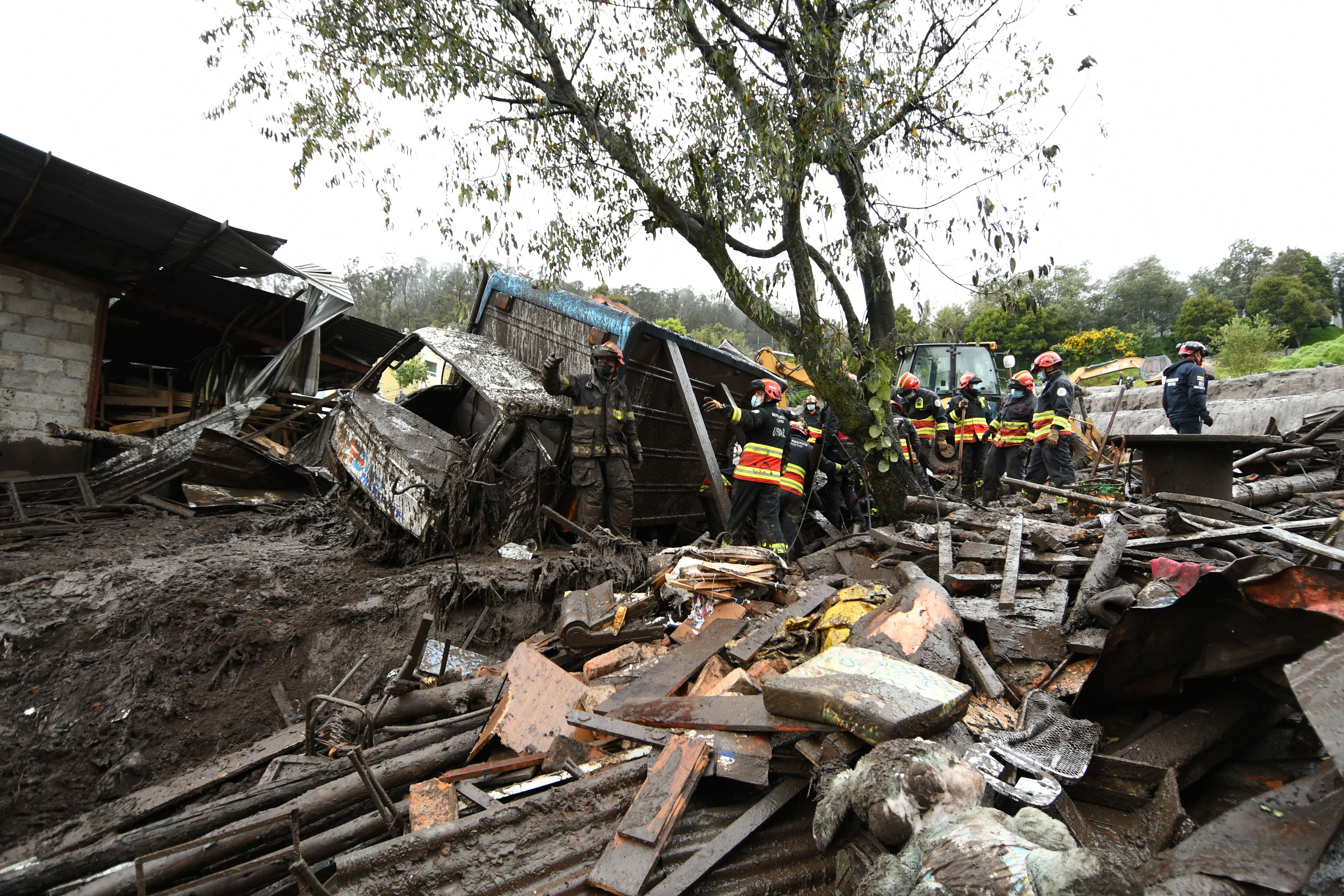 La Gasca, en el centro norte de Quito, amaneció destruida, entre la conmoción y una desesperada búsqueda de desaparecidos y más cuerpos