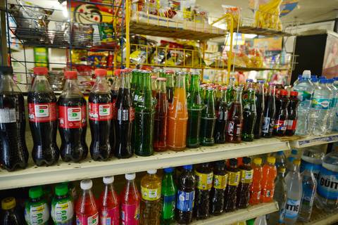 Las gaseosas y los ‘snacks’ se posicionan como los más vendidos en las tiendas de barrio, según estudio 