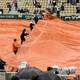 La lluvia obliga a cancelar los partidos de tenis en Roland Garros, menos el que se juega en la cancha central