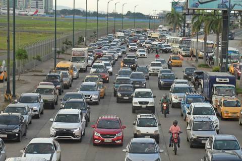 ¡El carril izquierdo  es para rebasar!