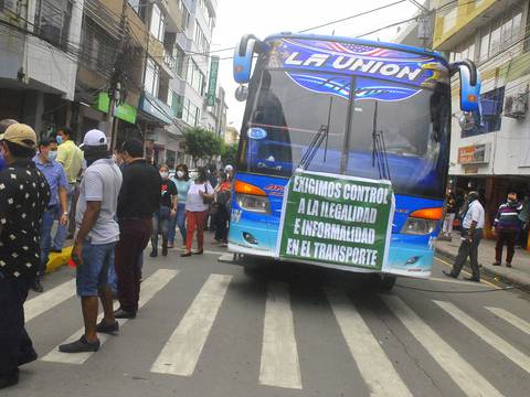 Transportistas de Esmeraldas protestaron por el precio del combustible y la informalidad