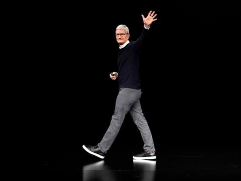 Tim Cook se vuelve mil millonario mientras el valor de las acciones de Apple se acerca a los dos billones de dólares