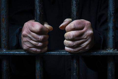 Condena por robo en Ecuador: multa de diez salarios básicos y prisión de 64 meses