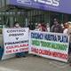 Trabajadores de limpieza del hospital Teodoro Maldonado Carbo reclaman por el pago de sus haberes