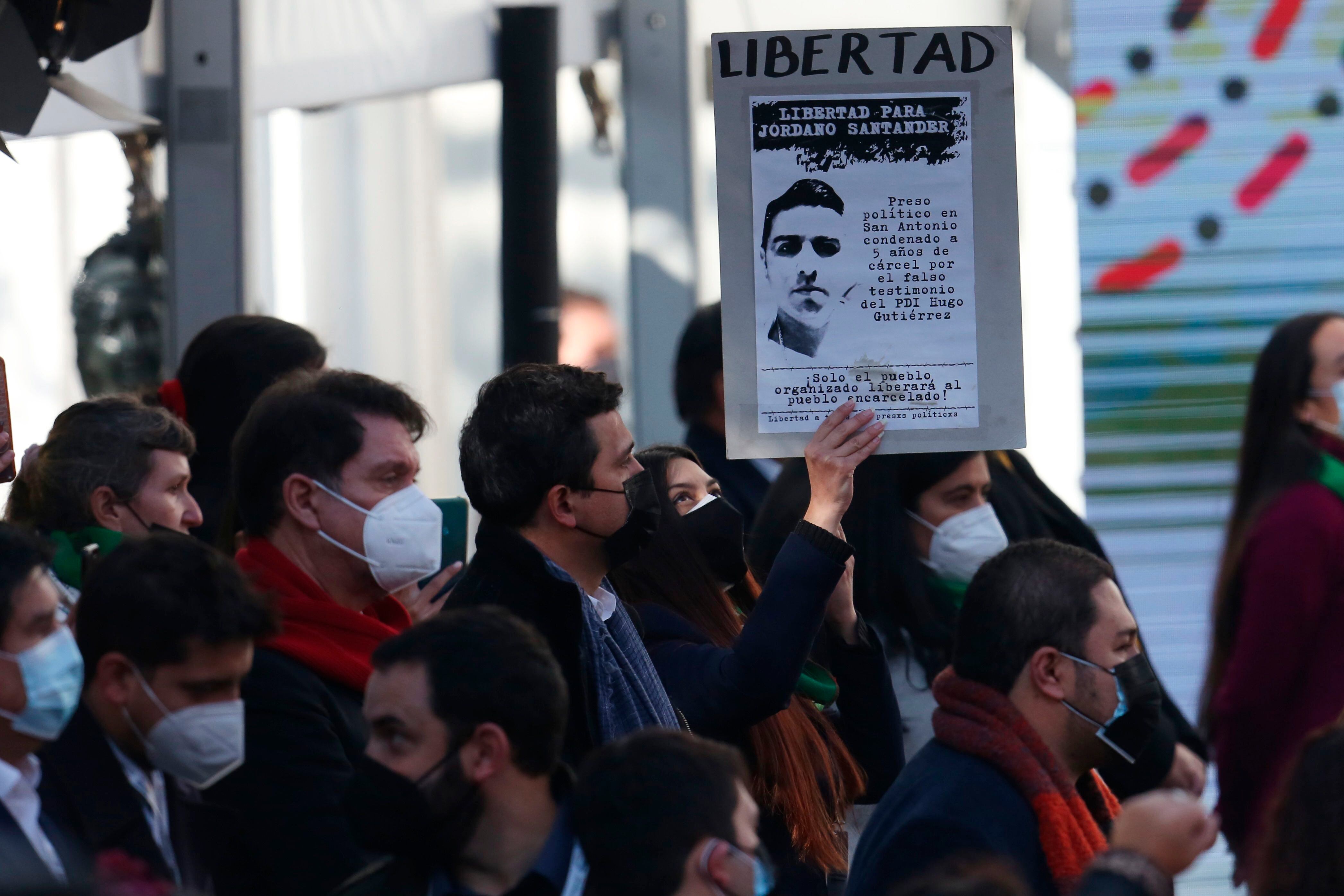 Protestas, retrasos e interrupciones marcaron el inicio de la Convención Constitucional en Chile