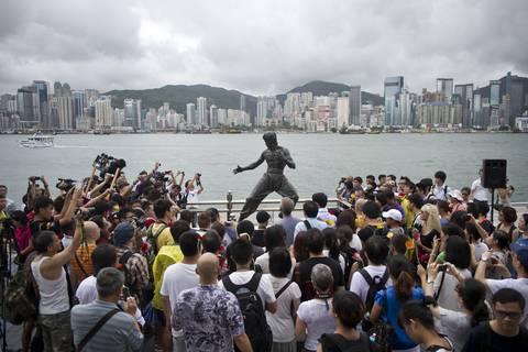 Hong Kong recuerda a Bruce Lee con honores en el 40 aniversario de su muerte