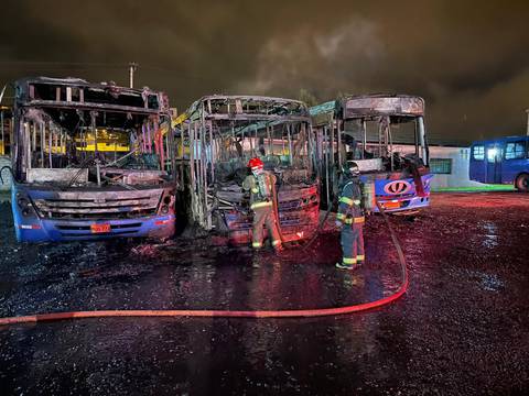 Tres buses se incendiaron en su estación al sur de Quito