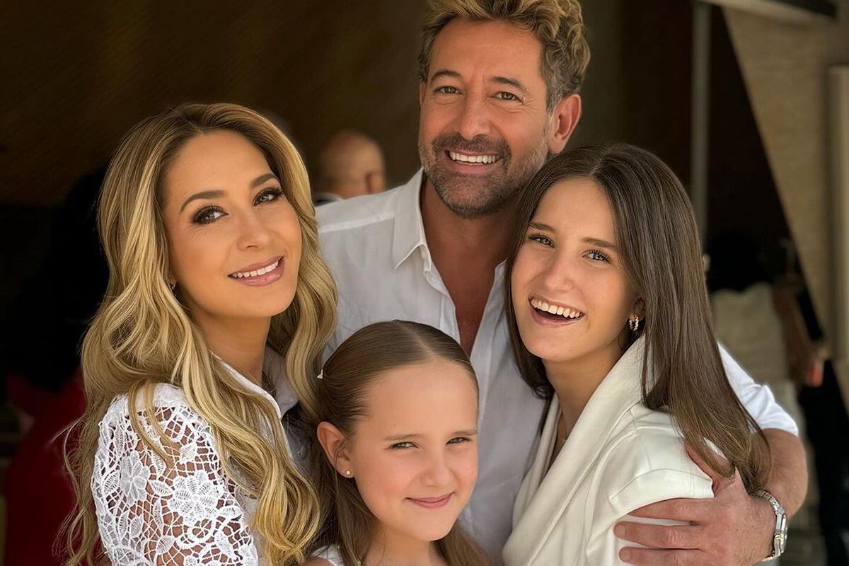 Geraldine Bazán y Gabriel Soto vuelven a posar juntos en una foto familiar  con motivo de la comunión de su hija menor, Alexa Miranda, y no lo hacían  desde 2019 | Gente |