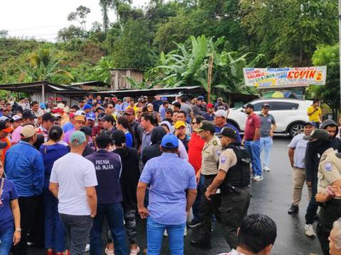 Empleados municipales cerraron por dos horas la vía que conecta Manabí con Guayas 