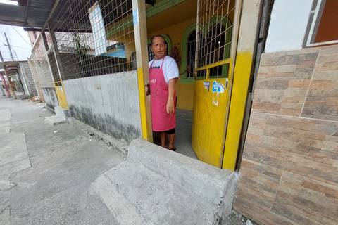 ‘Gasté más de $ 400 en arreglar paredes, techo y canales’: alerta del fenómeno de El Niño lleva a guayaquileños a realizar ajustes en sus casas