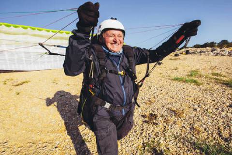 El paracaidista activo más antiguo de Europa quiere romper el récord Guinness a sus 88 años