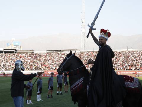 Llegó en helicóptero y montó a caballo, con corona y espada: así fue la apoteósica presentación del ‘Rey’ Arturo Vidal en Colo Colo
