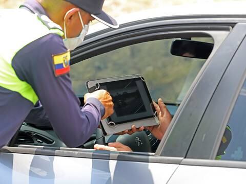 Ecuador: Quejas por multas al pasar por radares escondidos en  tramos de vías principales