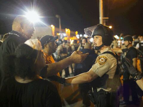 Tensa calma tras disturbios en Ferguson, donde rige el estado de emergencia