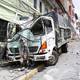 Un camión se estrelló contra un poste de luz y una casa, en el centro de Quito; se presume que el automotor se quedó sin frenos