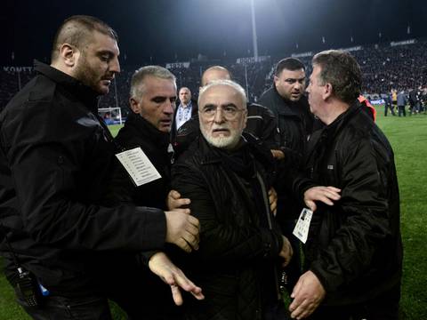 Presidente del PAOK que amenazó con una pistola a un árbitro no podrá ingresar a los estadios por 3 años