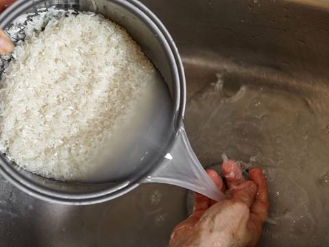¿Es necesario lavar el arroz antes de cocinarlo? Estos son todos los elementos que eliminas cuando lo pasas por agua