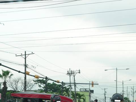 Irrespeto a la luz roja de semáforo en la av. Francisco de Orellana preocupa a conductores y moradores de Los Vergeles
