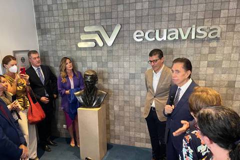 ‘Hoy he experimentado una emoción muy grande’: don Alfonso es homenajeado con un busto en las instalaciones de Ecuavisa Guayaquil