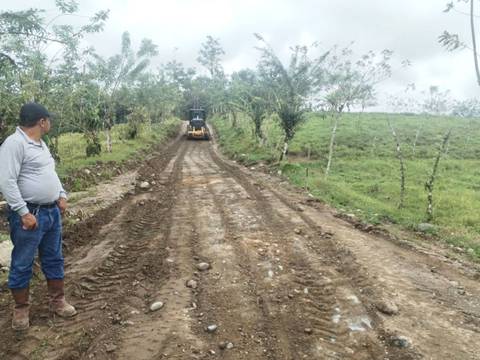El 11 % de las vías rurales de Santo Domingo de los Tsáchilas está asfaltado, el resto es de lastre y caminos de tierra 