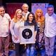 Con un disco de vinilo, Guayaquil conmemora a Carlos Rubira Infante, en sus 100 años de natalicio