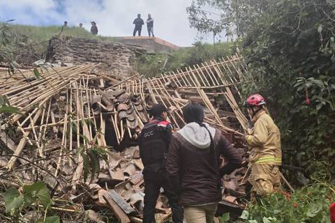 Una vivienda colapsa y otras  aledañas son evacuadas por riesgo en parroquia Sidcay, en Cuenca
