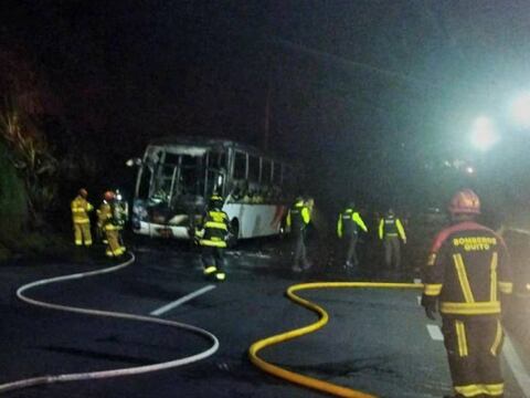 Un bus se incendió anoche en la avenida Simón Bolívar, en Quito