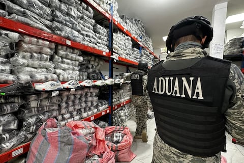 Operativo de Aduana en Guayaquil: $ 250.000 en zapatos deportivos sin documento de respaldo para ingreso al país