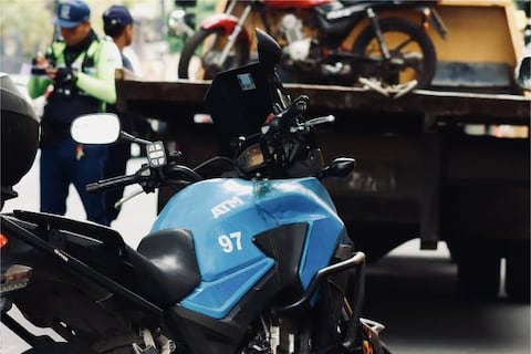 ATM desvincula a dos funcionarios tras queja ciudadana por retener microbús