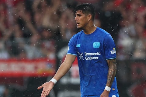Piero Hincapié salió con molestias físicas en goleada del Bayer Leverkusen por la Copa de Alemania